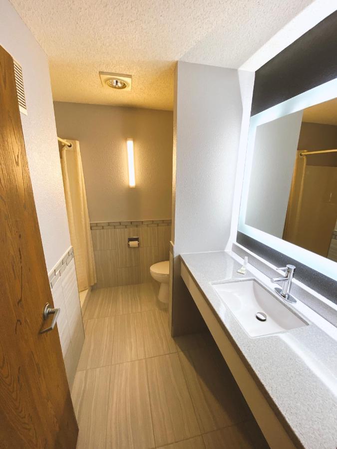 Coratel Inn & Suites By Jasper Hastings Exteriör bild