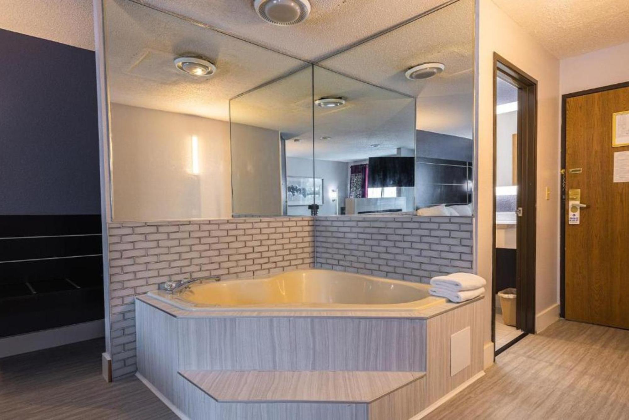 Coratel Inn & Suites By Jasper Hastings Exteriör bild